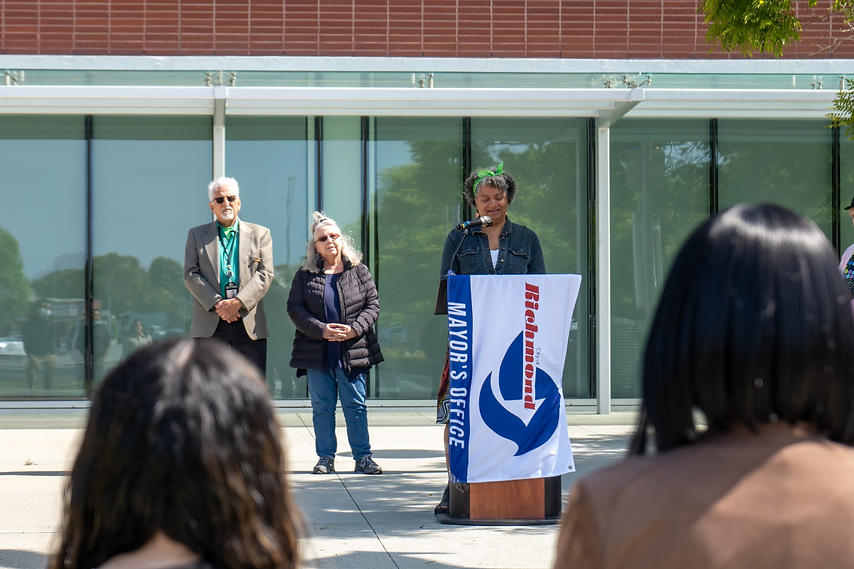 Hope Emerging from Darkness | La esperanza que surge de la oscuridad